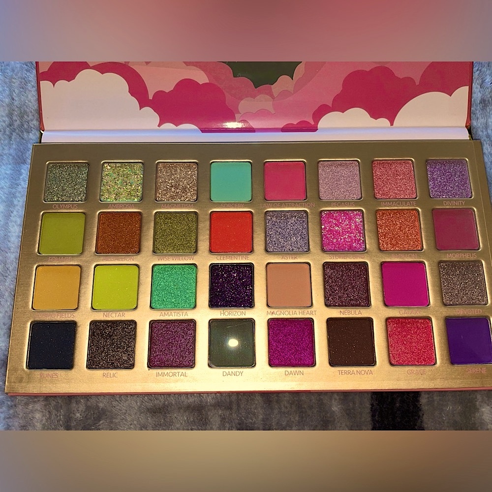 Amor ❤️us 32 shade pressed pigment palette (Enchanted sky)